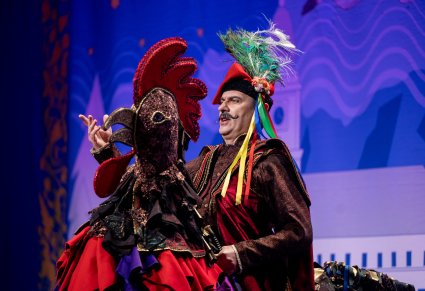 Zbliżenie na śpiewającą postać Pana Twardowskiego