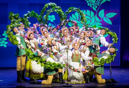 Tancerze w kostiumach lubuskich w układzie na scenie