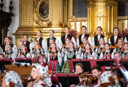 Widoczna część Chóru w kostiumach łowickich oraz część Orkiestry w kostiumach wilanowskich