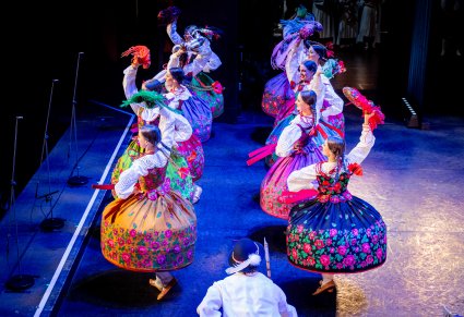 Kręcące się Artystki w kostiumach podhalańskich z zespołu "Mazowsze"