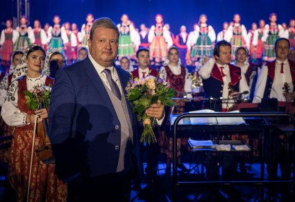 Dyrygent z kwiatami po koncercie