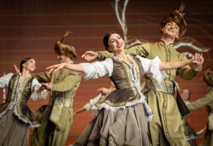 Zbliżenie na pary Artystów w kontuszach w trakcie wykonywania choreografii tanecznej