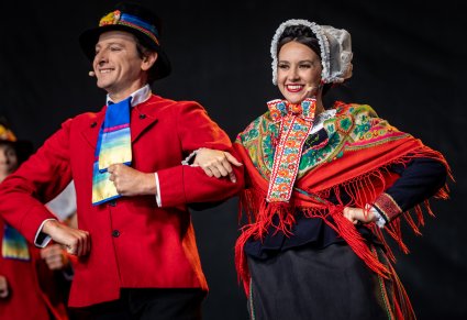 Uśmiechnięta para Artystów w kostiumach lubuskich na scenie