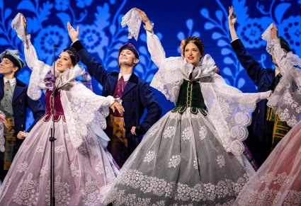 Artyści w kostiumach żywieckich na scenie