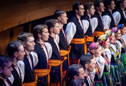 Widok boczny na Artystów Chóru w kostiumach łowickich