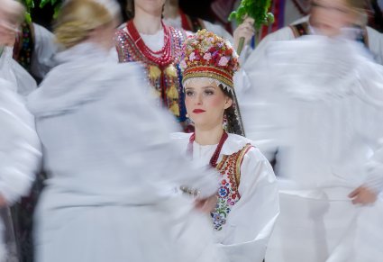 Zbliżenie na Pannę Młodą w kostiumie krakowskim z czepcem złotogłowym