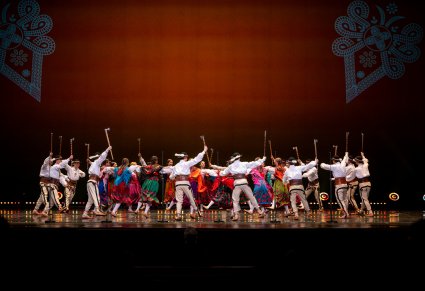 Na scenie Artyści w kostiumach podhalańskich podczas wykonywania choreografii tanecznej