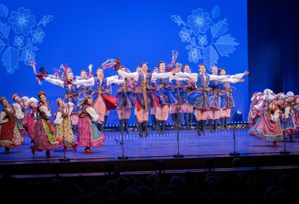 Na scenie Artyści w kostiumach krakowskich podczas wykonywania choreografii tanecznej