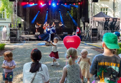 Na małej scenie występ Kapeli zespołu regionalnego "Dolina Popradu"
