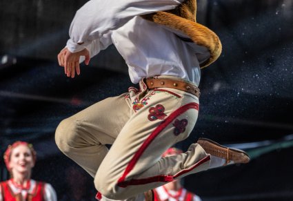 Tancerze tańczący choreografię w kostiumach jurgowskich