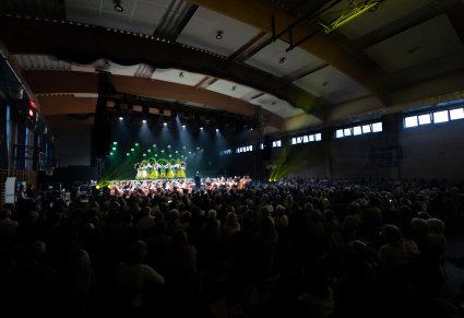 Widoczna Publiczność, na scenie Artyści w kostiumach lubuskich w trakcie wykonywania choreografii tanecznej, Orkiestra w kostiumach wilanowskich wraz z Dyrygentem