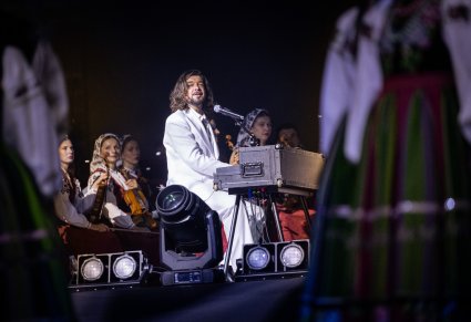 Zbliżenie na wokalistę zespołu Pectus, grającego na instrumencie w stylu fortepianu