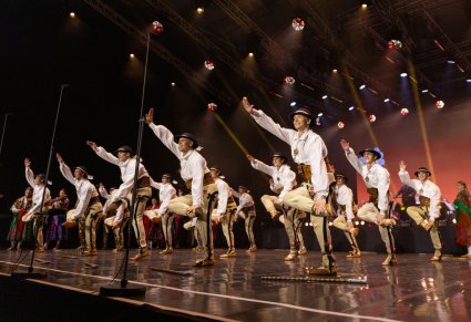 Na scenie Artyści w kostiumach podhalańskich podczas wykonywania imponującej choreografii tanecznej