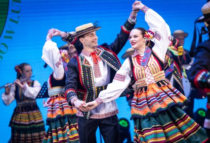 Zespół Jawor w kostiumach lubelskich podczas występu