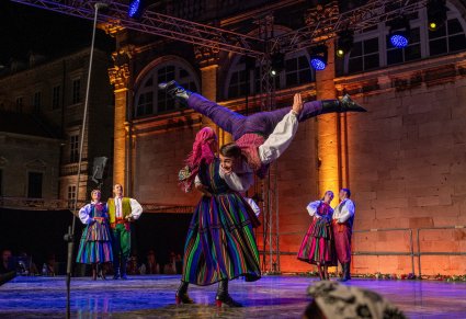 Artyści w kostiumach opoczyńskich w trakcie wykonywania choreografii tanecznej w imponujących figurach