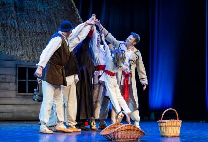 Pastuszkowie we wspólnej scenie przed szopką