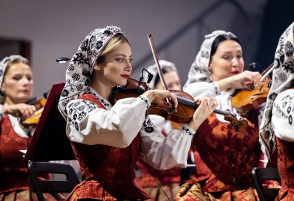 Zbliżenie na Artystki Orkiestry w kostiumach wilanowskich grające na instrumentach smyczkowych