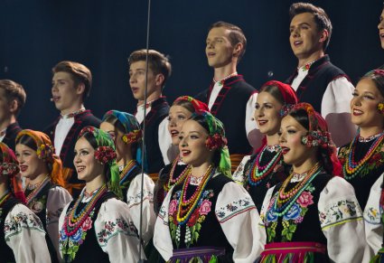 Zbliżenie na Artystów Chóru w kostiumach łowickich