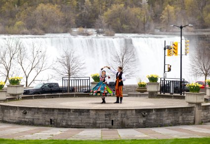 Para Artystów w kostiumach łowickich na tle wodospadu Niagara