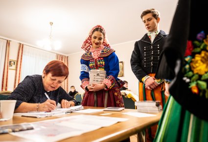 Artyści w kostiumach kocierzewskim i podegrodzkim w trakcie pobierania puszek na datki 51 Kwesty