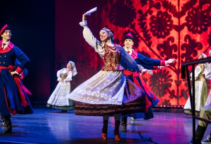 Para Artystów w kostiumach wilanowskich podczas wykonywania choreografii tanecznej na scenie