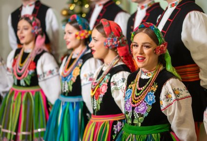 Zbliżenie na Artystki Chóru w kostiumach łowickich podczas śpiewu