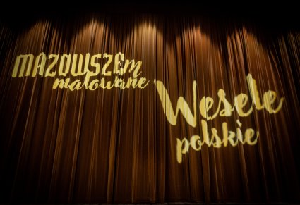 Napis Mazowszem malowane - Wesele polskie wyświetlony na kurtynie