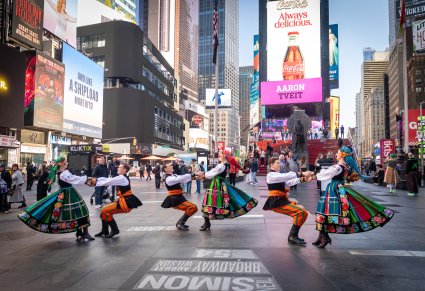 Grupa Artystów w kostiumach łowickich na Time Square
