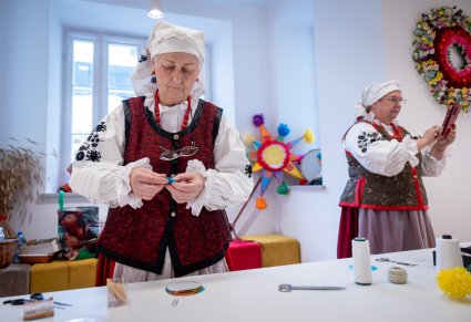 Instruktorki warsztatów w kostiumach wilanowskich