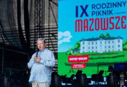 Na głównej scenie Dyrektor zespołu "Mazowsze" przemawiający do mikrofonu