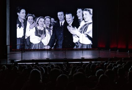 Kadr z filmu o Tadeuszu Sygietyńskim emitowany przed koncertem