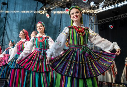 Uśmiechnięte Artystki na scenie w kostiumach opoczyńskich