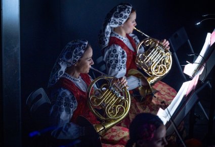 Zbliżenie na dwie Muzyczki w kostiumach wilanowskich grające na waltorniach