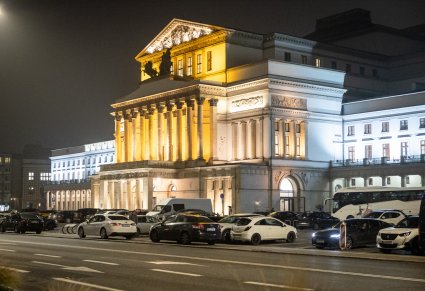 Widok na podświetlony Teatr Wielki