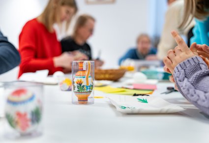 Zbliżenie na stół w trakcie warsztatów rękodzielniczych- łowickie nalepianki