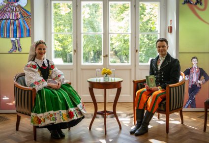 Para artystów "Mazowsza" w kostiumach kocierzewskich, przed rozpoczęciem czytania