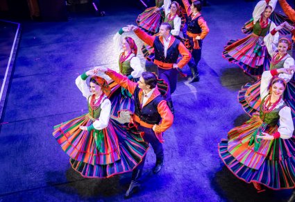 Tancerze w kostiumach sannickich na scenie