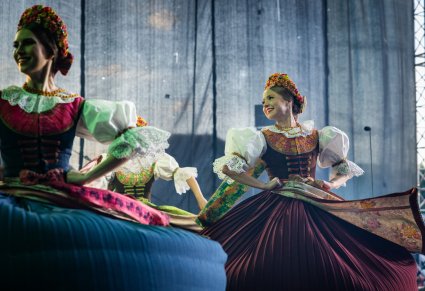 Zbliżenie na artystki baletu w kostiumach rozbarskich