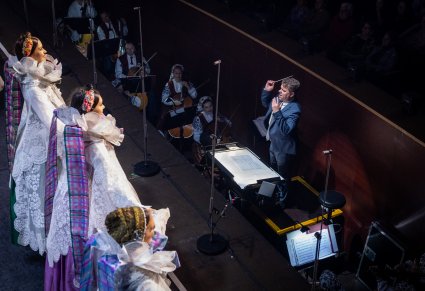 Tancerki w kostiumach żywieckich, orkiestra wraz z dyrygentem widoczni w orkiestronie