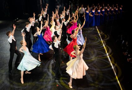Na scenie Artyści w kostiumach współczesnych podczas wykonywania choreografii tanecznej