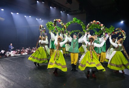 Na scenie Artyści w kostiumach lubuskich w trakcie wykonywania choreografii tanecznej