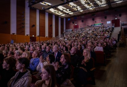 Publiczność w Sali widowiskowej w Karolinie