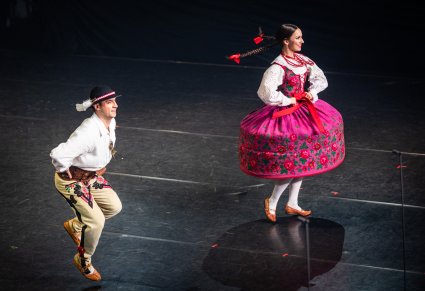 Para Artystów w kostiumach podhalańskich podczas wykonywania choreografii tanecznej