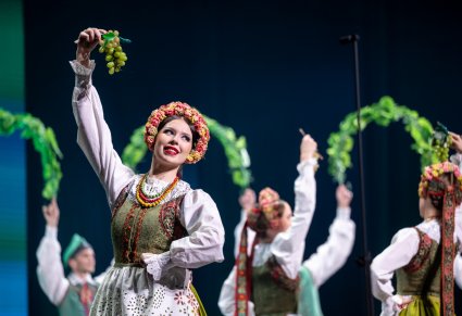 Zbliżenie na Artystkę w kostiumie lubuskim podczas wykonywania choreografii z elementami dekoracyjnymi