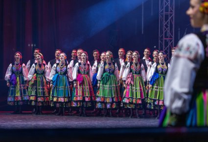 Widok na część Artystów chóru w kostiumach łowickich