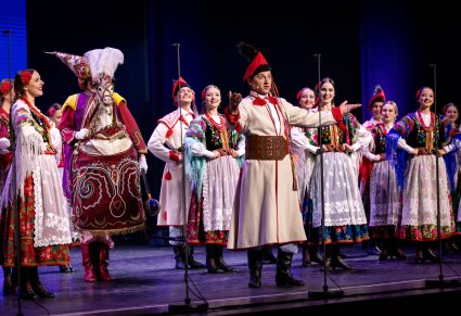 Na pierwszym planie Solista, a za nim pozostała część Artystów w kostiumach krakowskich, widoczny wśród nich jest również Lajkonik