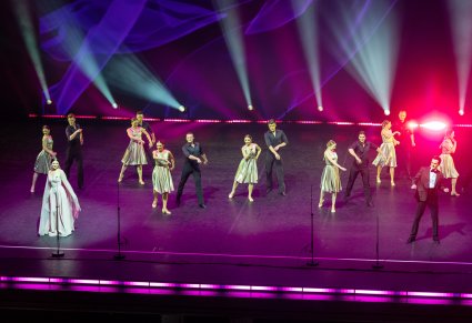 Na scenie Soliści i Tancerze podczas wspólnego wykonywania utworu Medley