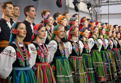 Widok z boku na część chóru w kostiumach łowickich