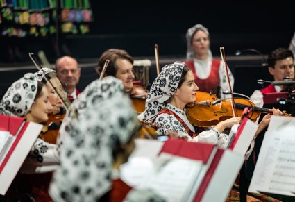 Artyści Orkiestry w kostiumach wilanowskich w trakcie gry na instrumentach smyczkowych