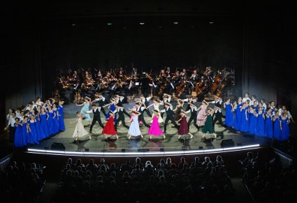 Na scenie Artyści Tancerze, Artyści Chóru i Orkiestra wykonująca wspólnie utwór Medley